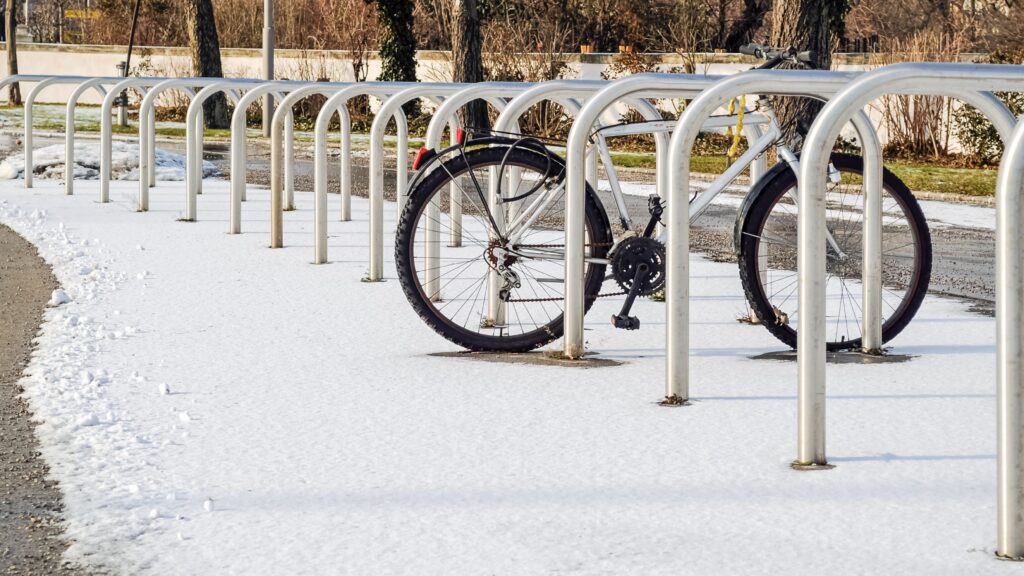 Czy rower może stać na dworze w zimę?